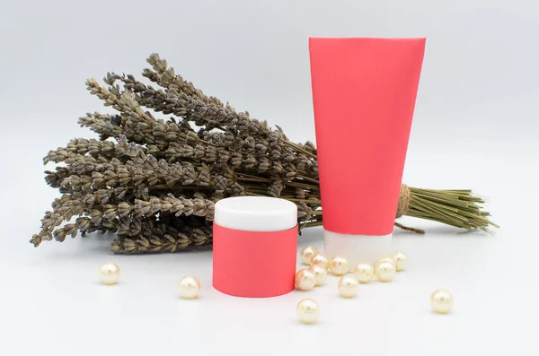 Kozmetik veya Tıp tüp ve lavanta çiçekleri ve deniz inci beyaz arka plan üzerinde izole bir sürü boş kırmızı kaplamaları ile küçük bir kavanoz