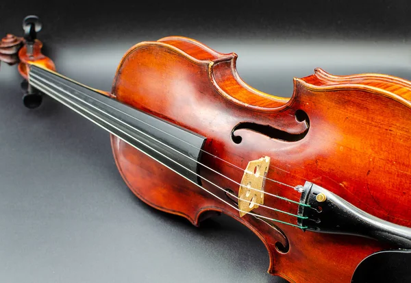 Professional Violin Dynamic Position Slightly Tilted Side Shot Studio Dark — Stock Photo, Image
