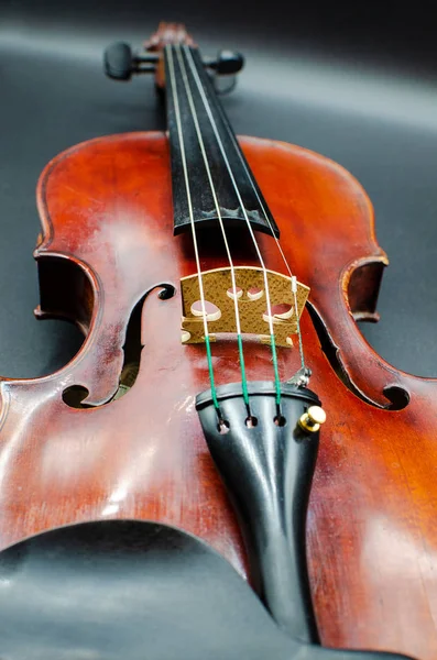 Aynı derecede-in görüş oyuncular açısı profesyonel keman ile bir stüdyoda bir konsere benzer ateş ışık aydınlatma