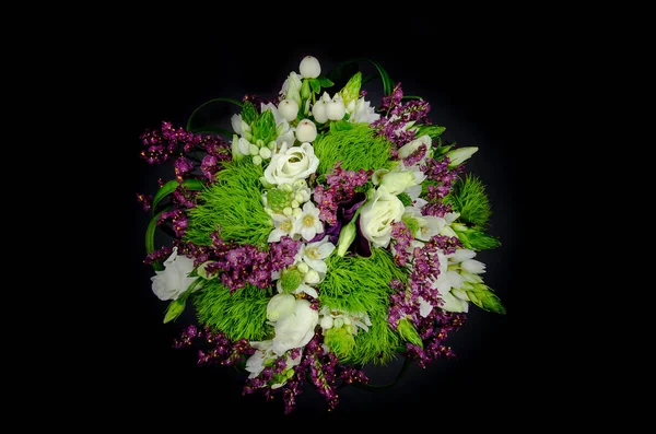 Güzel buket gül, karanfil ve tükürük otu veya siyah bir arka plan üzerinde izole Bethlehem çiçek yıldız