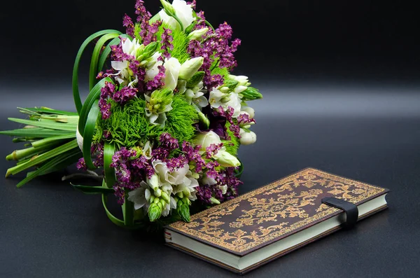 Siyah bir arka plan üzerinde izole günlüğü kitap güzel buket gül, karanfil ve tükürük otu veya star Bethlehem çiçek ve an Şark ile süslü