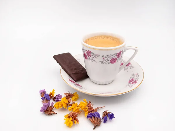 Pięknie Zaprojektowane Filiżankę Kawy Espresso Czekolady Limonium Suszone Kwiaty Białym — Zdjęcie stockowe