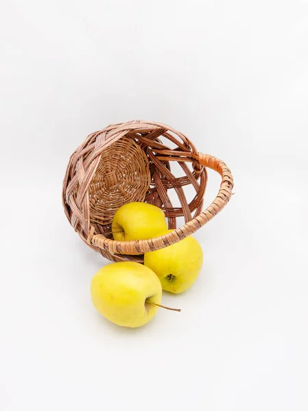 Silindir eğik sepetle beyaz bir arka plan üzerinde izole sarı goldspur elma dışarı