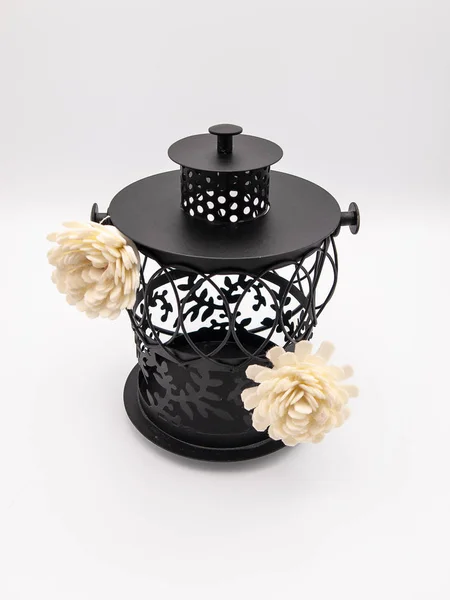 Dekoratif mum fener kaynaklı metal için rahat bir ev iç beyaz bir arka plan üzerinde izole iki sentetik kasımpatı çiçeği ile yapılan