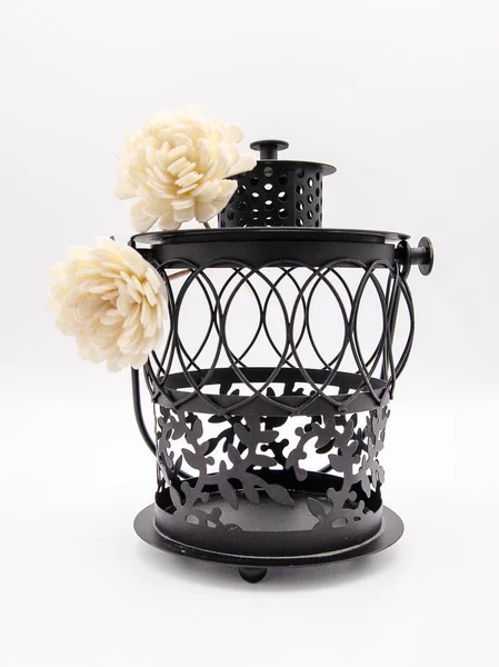 Dekoratif mum fener kaynaklı metal için rahat bir ev iç beyaz bir arka plan üzerinde izole iki sentetik kasımpatı çiçeği ile yapılan