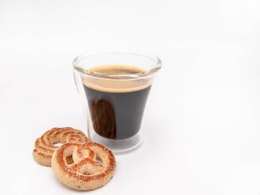 Arabica espresso kahve beyaz bir arka plan üzerinde izole iki yedeklenmiş Çerezler ile açık cam