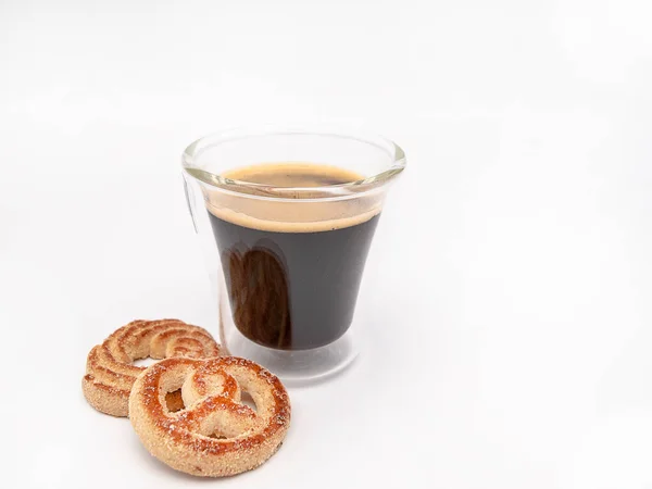 Szkło Bezbarwne Kawę Espresso Arabica Dwóch Kopii Plików Cookie Białym — Zdjęcie stockowe