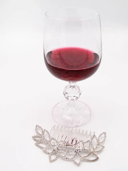Kırmızı şarap ile değerli taşlar beyaz bir arka plan üzerinde izole bir gümüş toka ile