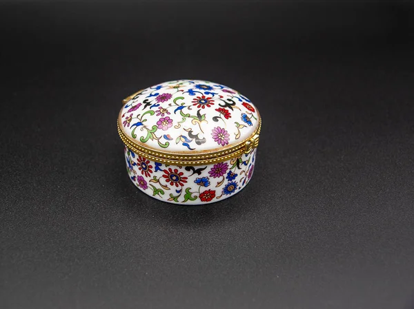 Güzel bir siyah arka plan üzerine izole bir çiçek nedeni ile kapalı porselen mücevher kutusu süslü
