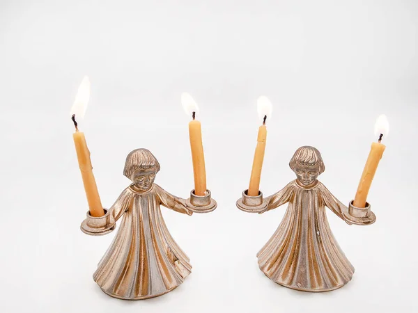 Bronz mumluk iki mumlar, yanan mumlar, beyaz bir arka plan üzerinde izole tutan çocuk şeklinde çifti