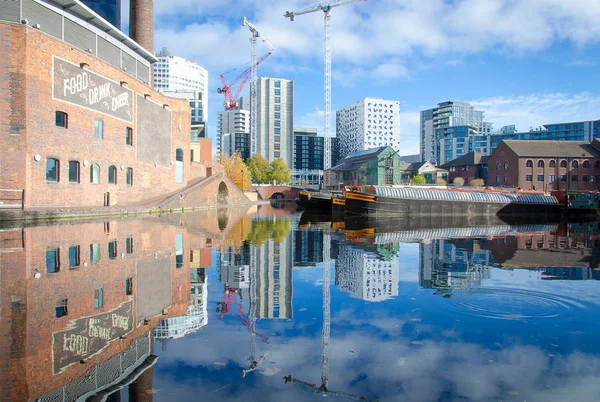 City Birmingham city wharf güzel manzaralı İngiltere'de Kanal suya yansımasıyla birlikte