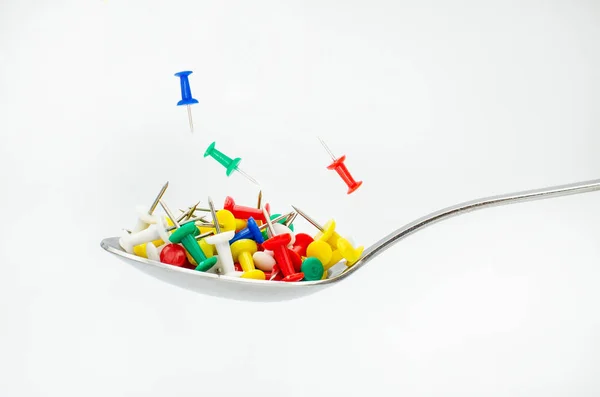 Gümüş kaşık tam beyaz bir arka plan üzerinde boğaz veya mide ağrısı bir kavram olarak izole keskin dikenli itme Pins