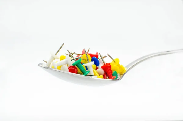 Gümüş kaşık tam beyaz bir arka plan üzerinde boğaz veya mide ağrısı bir kavram olarak izole keskin dikenli itme Pins