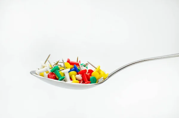 Gümüş kaşık tam beyaz bir arka plan üzerinde boğaz veya mide ağrısı bir kavram olarak izole keskin dikenli itme Pins