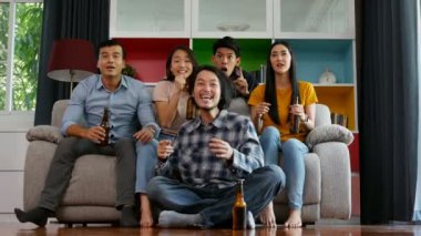 Tv izlerken arkadaş grubu 