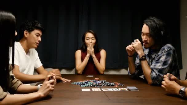 Grupo Pessoas Jogando Poker Mesa Madeira — Vídeo de Stock