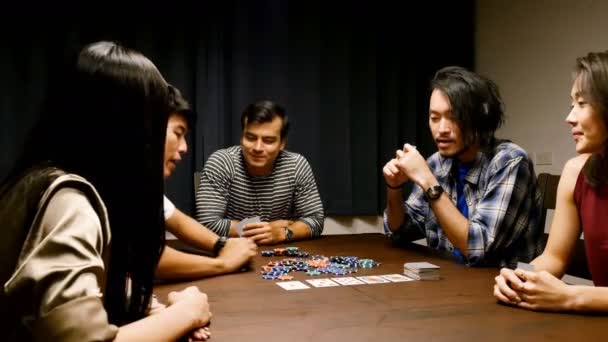 Tahta Masada Poker Oynayan Bir Grup Insan — Stok video