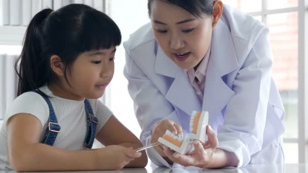 小さなアジアの女の子 医学を学ぶ — ストック動画
