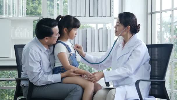 Kis Ázsiai Lány Orvosi Vizsgálaton — Stock videók
