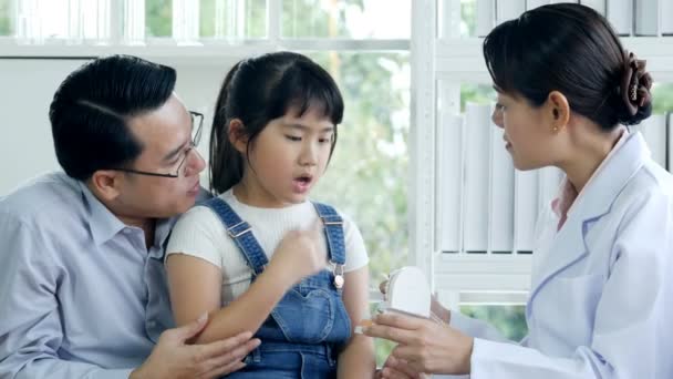 Pouco Ásia Menina Médico Nomeação — Vídeo de Stock