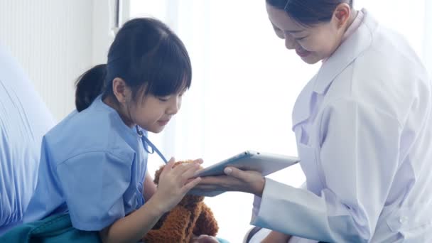 Ázsiai Kislány Kórházi Ágyban Játszik — Stock videók