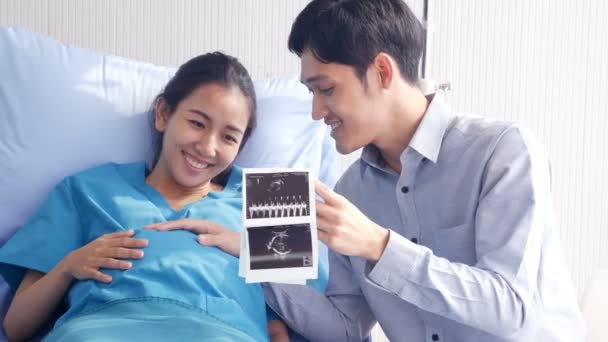 妊娠中アジアの女性に医師チェックアップ — ストック動画