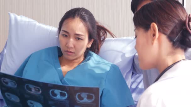 Těhotná Asijské Žena Lékaři Zkontrolovat Nahoru — Stock video