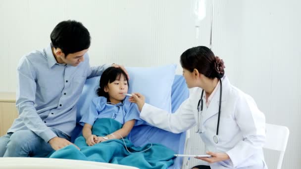 Azji Mała Dziewczynka Szpitalu Łóżko Lekarze Sprawdzić — Wideo stockowe