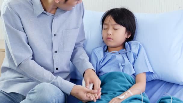 Ασιατικό Κοριτσάκι Στο Κρεβάτι Του Νοσοκομείου Γιατρούς Check — Αρχείο Βίντεο