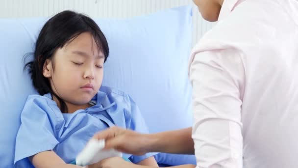 Ázsiai Kislány Kórházi Ágyban Orvosi Vizsgálat — Stock videók