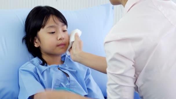 Fiatal Ázsiai Lány Kórházban — Stock videók