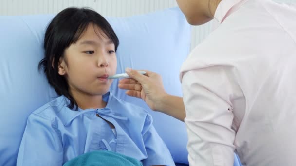 Fiatal Ázsiai Lány Kórházban — Stock videók