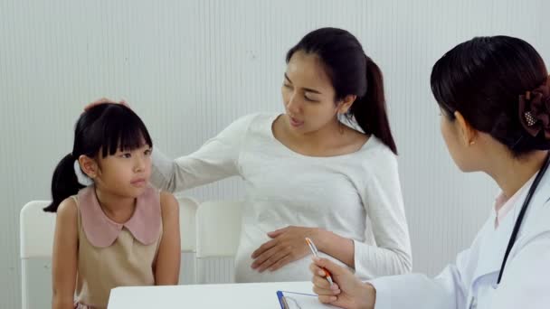 Kis Ázsiai Lány Terhes Anya — Stock videók