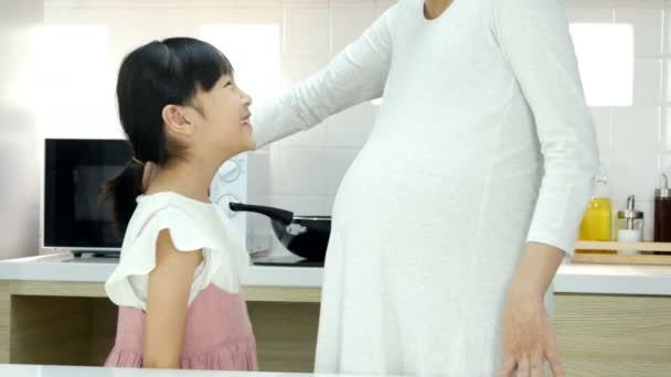 Liten Asiatisk Flicka Med Gravid Mor — Stockvideo