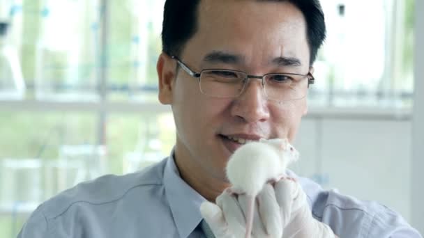Junger Asiatischer Mann Labor Hält Ratte — Stockvideo