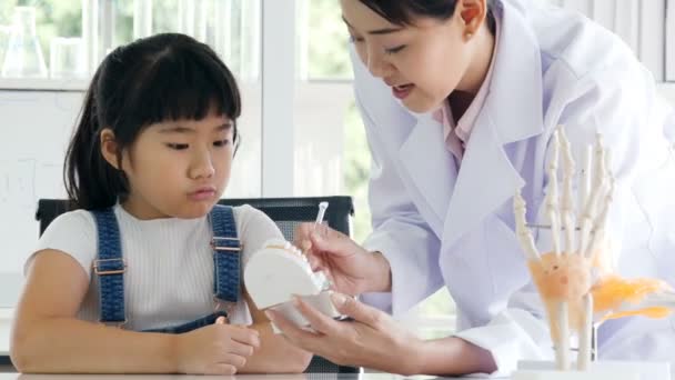Kis Ázsiai Lány Tanul Orvostudomány — Stock videók