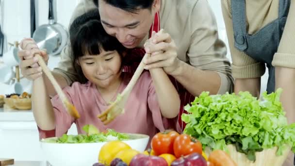 Rekaman Keluarga Memasak Bersama Sama Dapur Putih — Stok Video