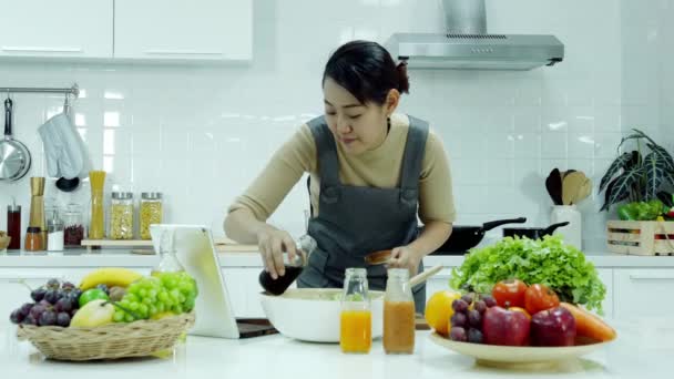 Bilder Unga Bloggare Kvinna Matlagning Köket — Stockvideo