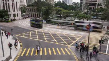 Şehirdeki yolun hızlandırılmış görüntüleri.