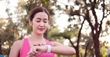 Parkta spor yapan bir kızın görüntüleri.