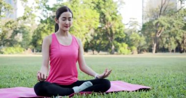 Parkta spor yapan bir kızın görüntüleri.