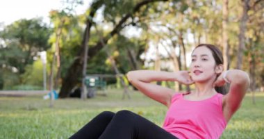 Parkta spor yapan bir kızın görüntüleri.