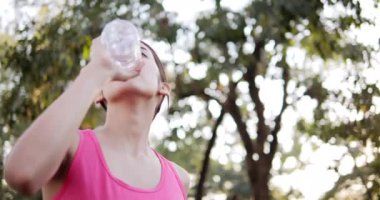 Parkta spor yapan bir kızın görüntüleri.