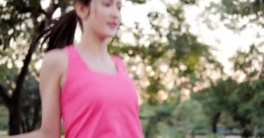 Parkta spor yapan bir kızın görüntüleri.