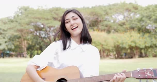 Mujer Joven Con Guitarra Aire Libre — Vídeo de stock