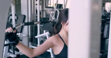 Spor salonunda çalışan bir kızın görüntüleri.