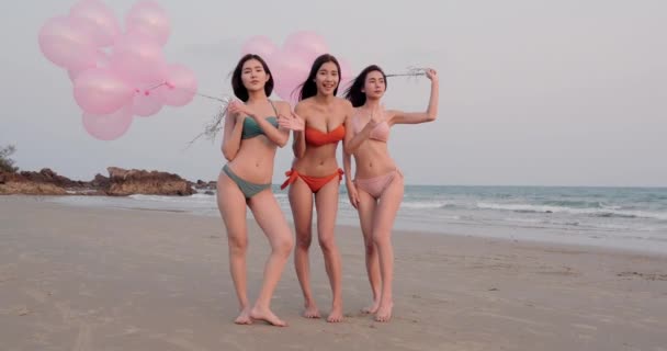 Bilder Vackra Asiatiska Tjejer Med Ballonger Som Tillbringar Tid Tillsammans — Stockvideo