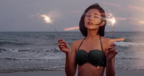 Кадры Красивой Азиатской Девушки Бенгальскими Огнями Проводящей Время Пляже Позирующей — стоковое видео