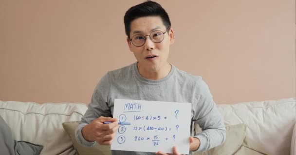 Filmación Hombre Negocios Asiático Usando Una Computadora Portátil Para Videollamadas — Vídeos de Stock