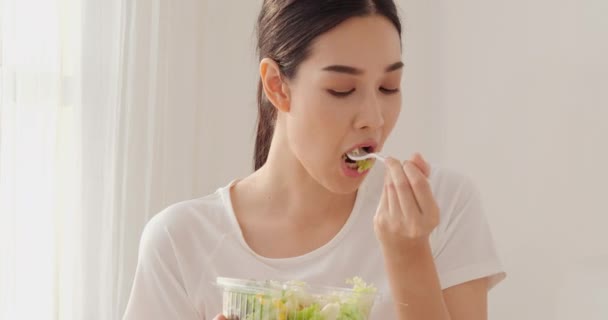 Młode Azjatyckie Kobiety Jedzenie Sałatka — Wideo stockowe